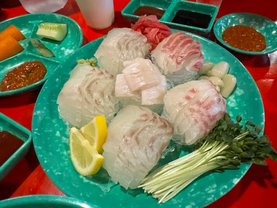 숙성이 잘 된 광어와 참돔 회 접시