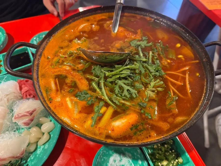 끓기 시작한 서더리매운탕 냄비