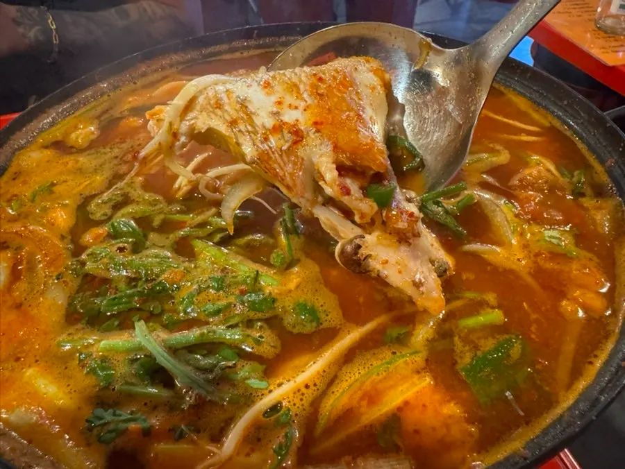 수제비 사리를 추가한 서더리매운탕