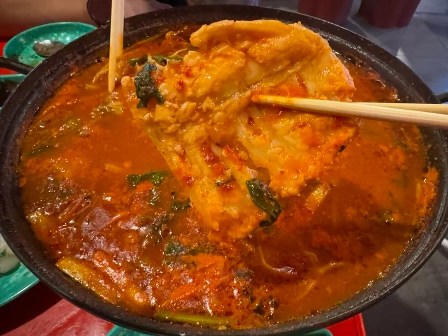큼지막한 생선이 들어간 서더리매운탕