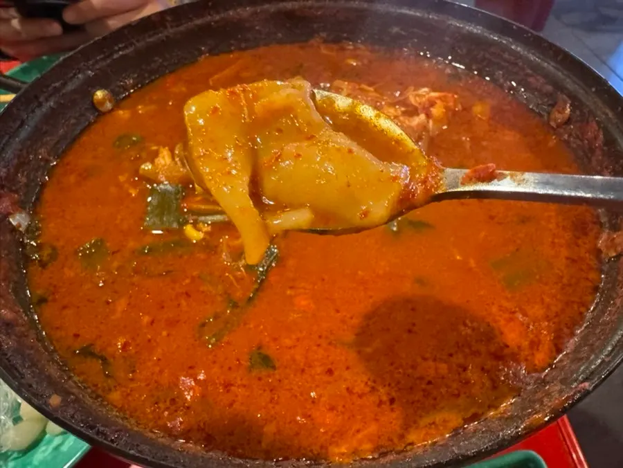 쫄깃하게 익은 매운탕 수제비 사리