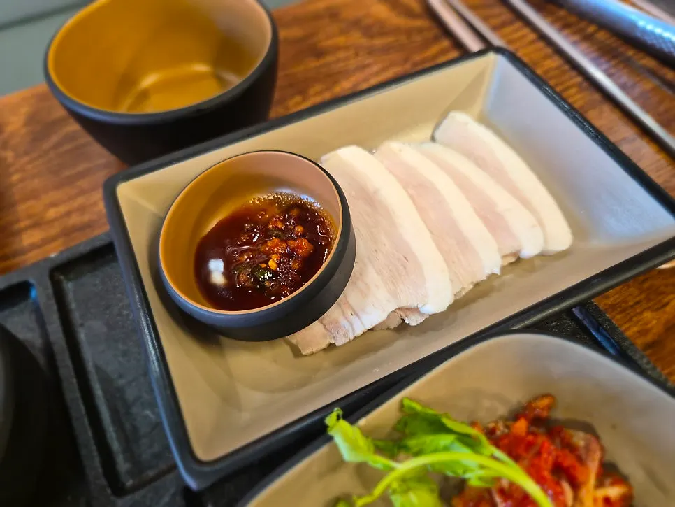 싱싱한 채소와 잘 익은 김치 반찬