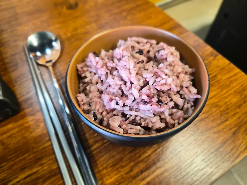 와사비마요와 갈치속젓 등 소스 접시