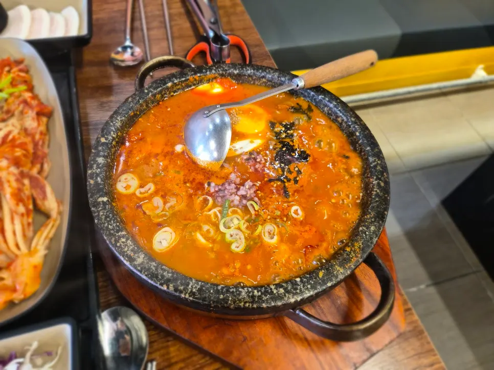 셀프바에서 담아온 채소 접시