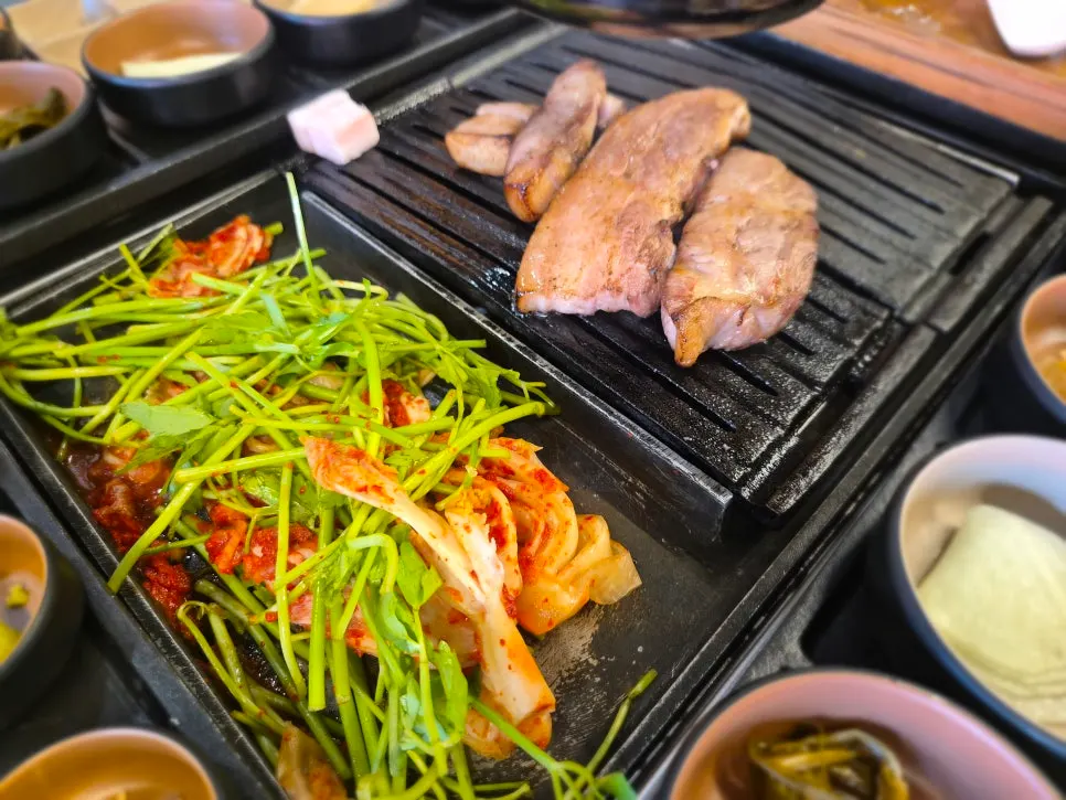 삼겹살과 목살이 담긴 고기 접시
