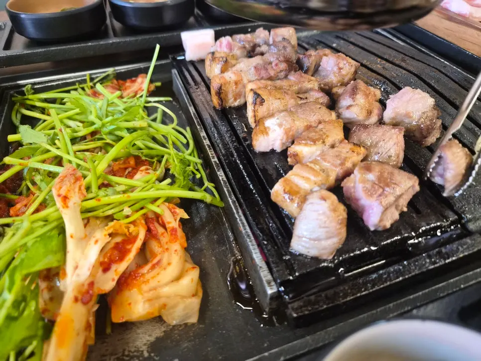 직원이 불판에서 고기를 굽는 모습