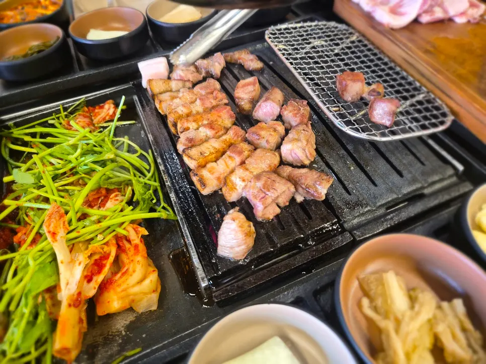 불판에서 익어가는 두툼한 삼겹살