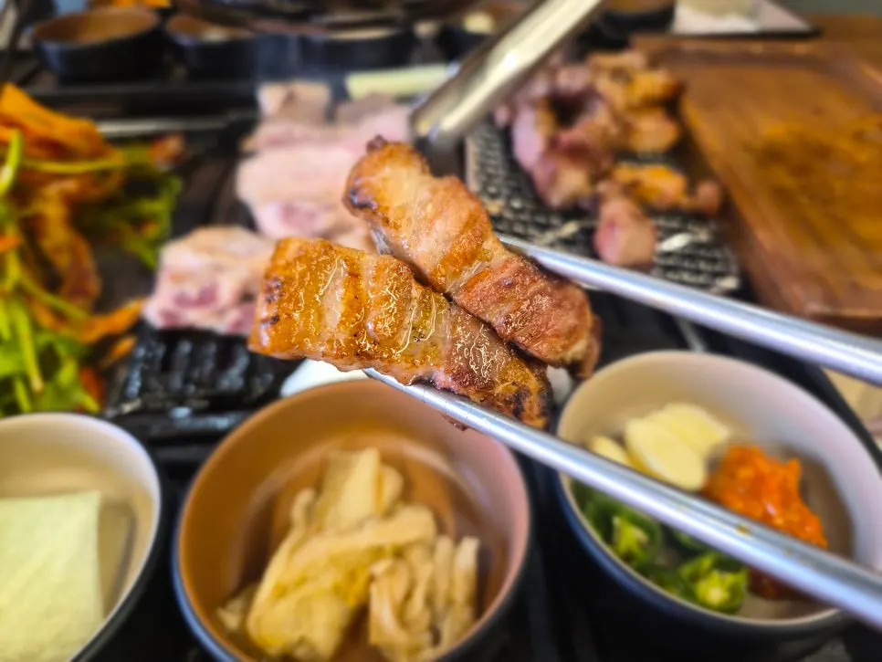 노릇하게 구워진 한돈 구이