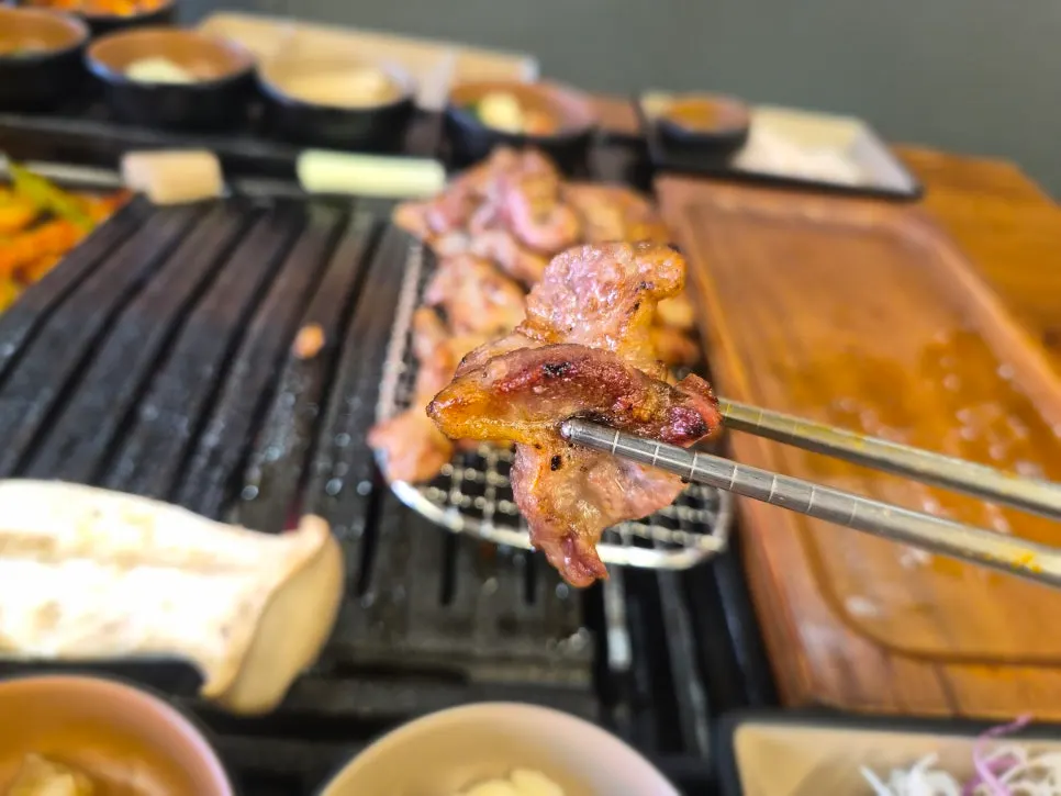 소스에 찍어 먹는 고기 한 점