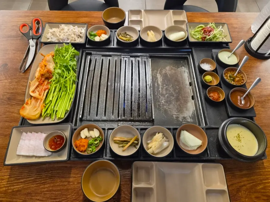 돈푸 더 그릴 넓은 매장 내부