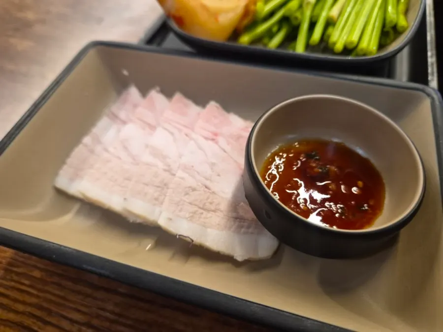 돈푸 더 그릴 테이블과 좌석
