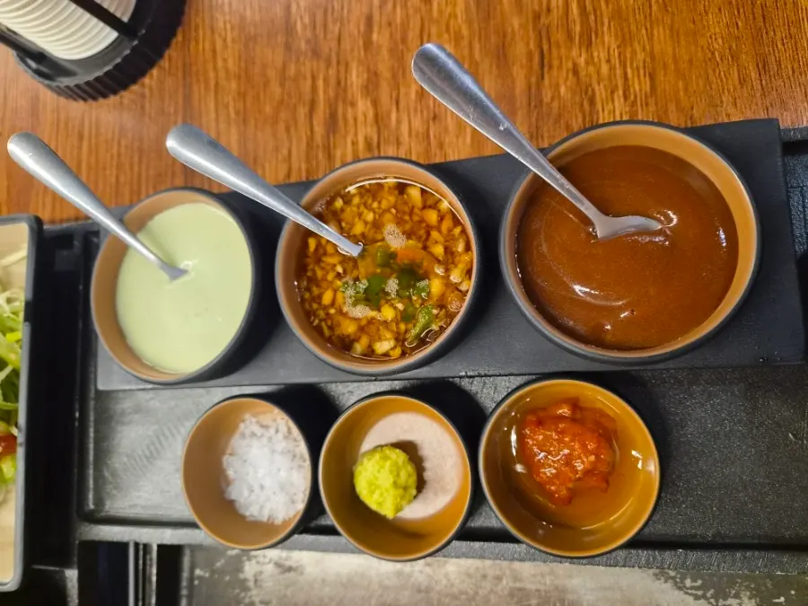 셀프바에 놓인 야채와 반찬