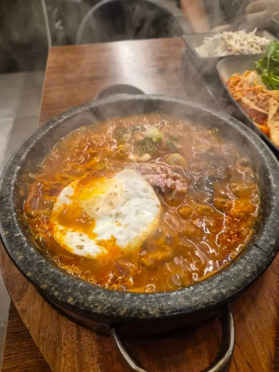소스 6종과 밑반찬이 깔린 상