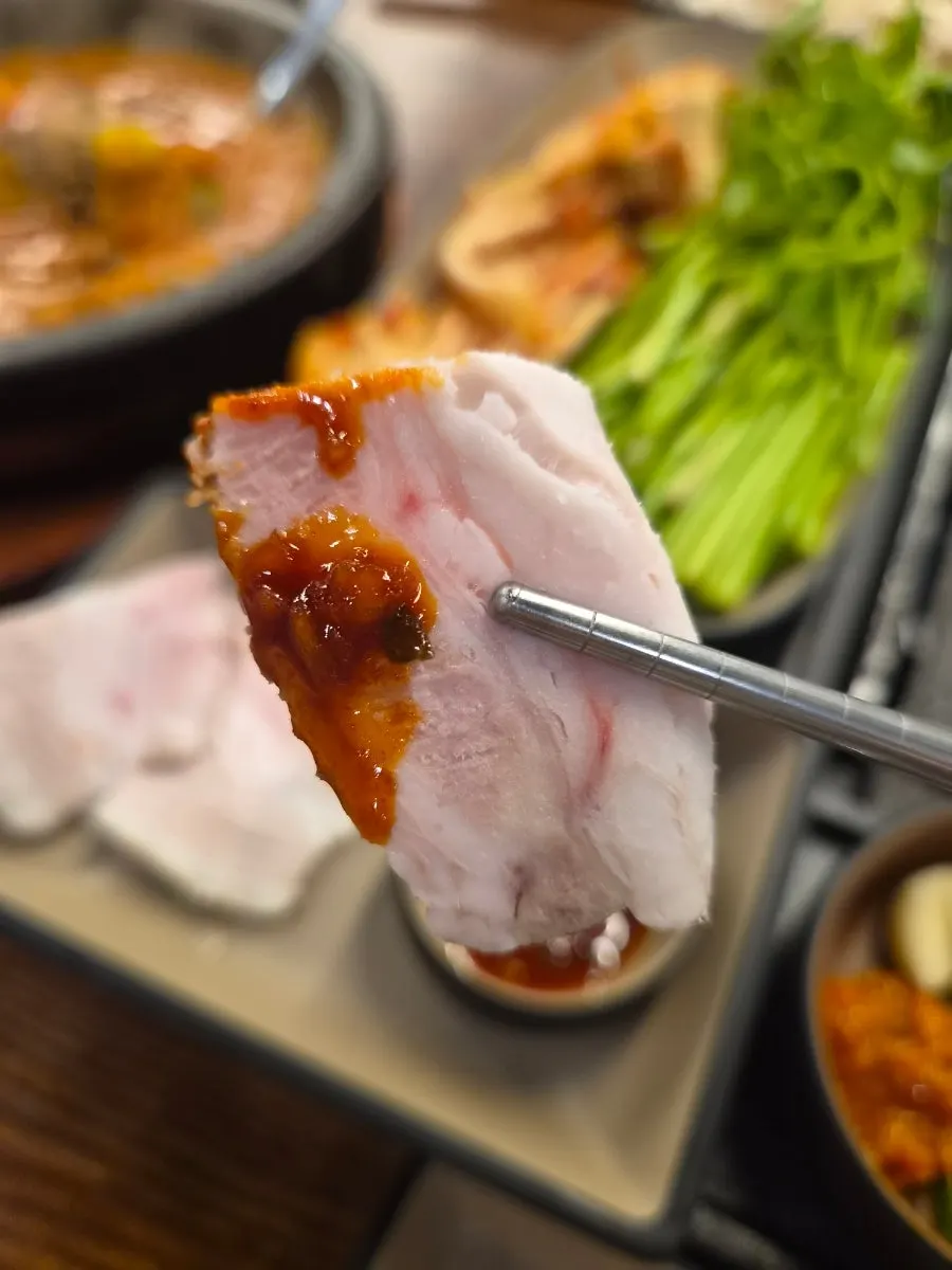 계란후라이 올린 돌판 김치 찌밥
