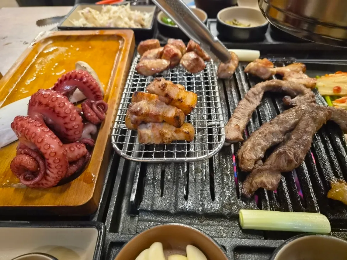 숯불에 올려 구워지는 소갈비살과 삼겹살