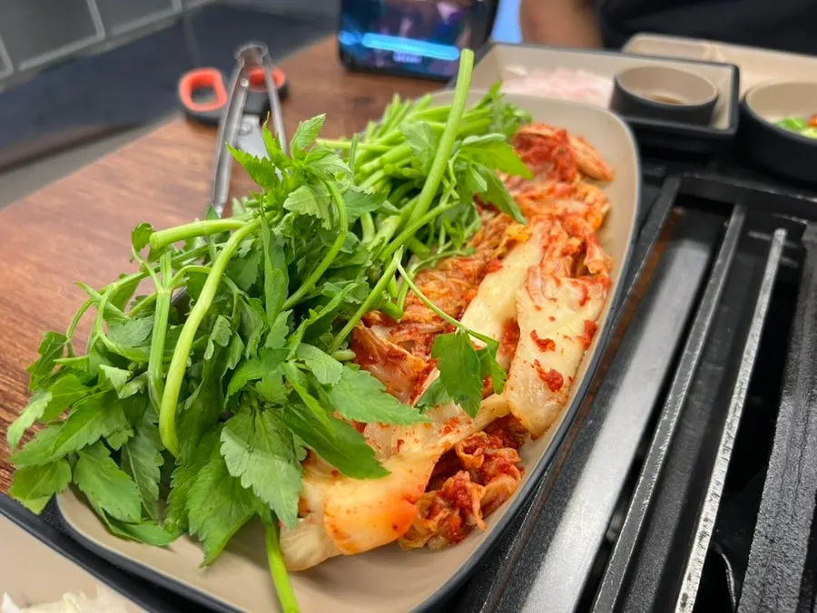 Kimchi jjaglagi di piring batu, disajikan gratis