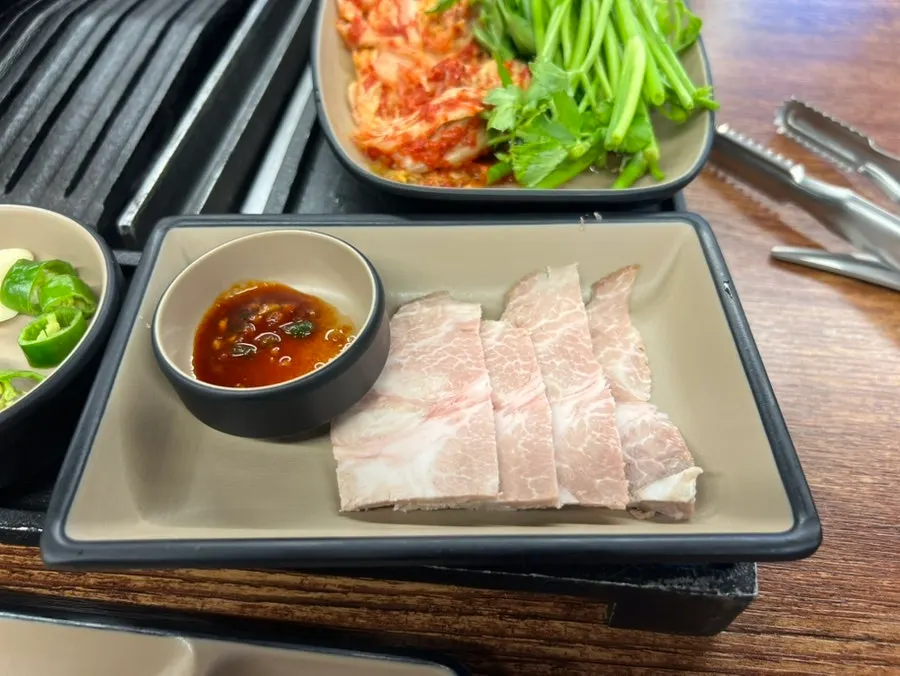 Piring batu kimchi jjaglagi dengan nasi di dalamnya