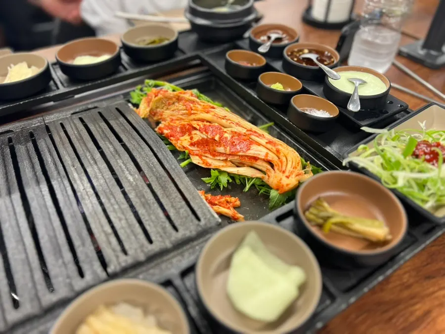 Samgyeopsal bakar awal dan gurita di atas panggangan