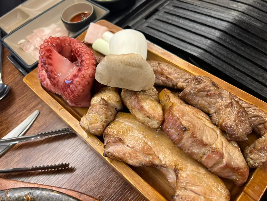 Piring gurita panggang dengan porsi banyak