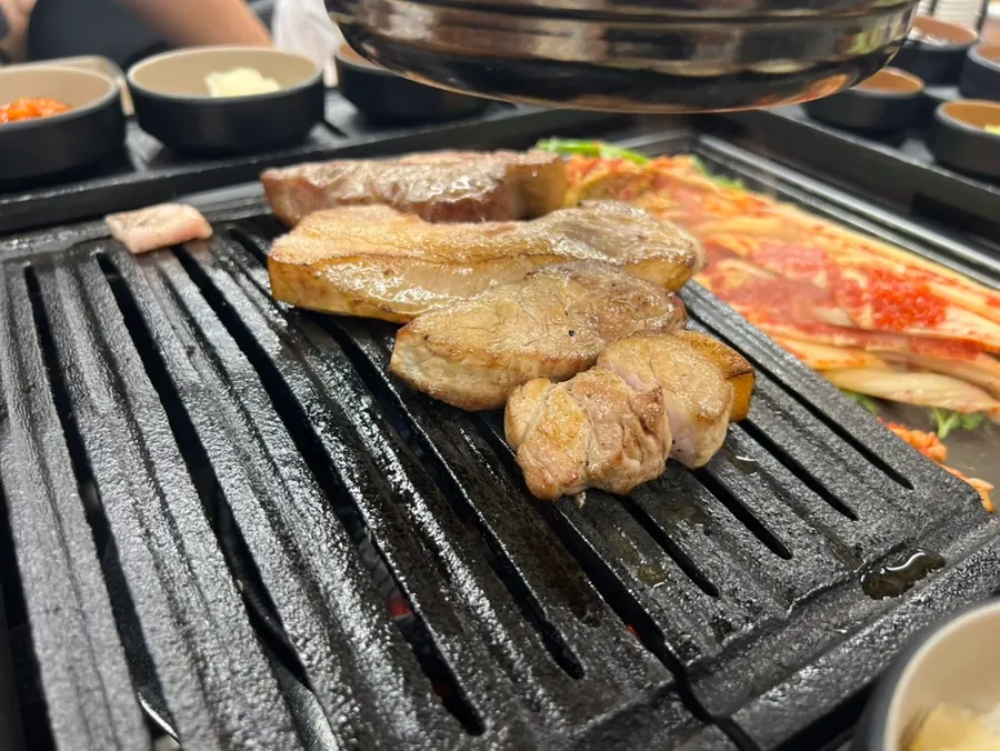 Staf membakarkan samgyeopsal langsung