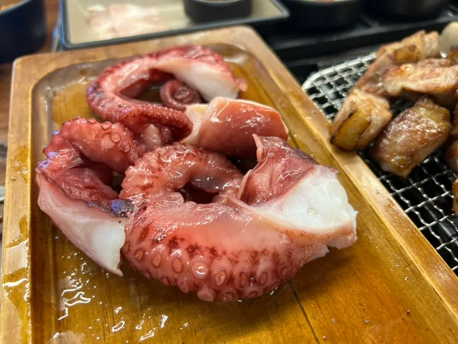 Samgyeopsal dibungkus dengan kimchi bakar
