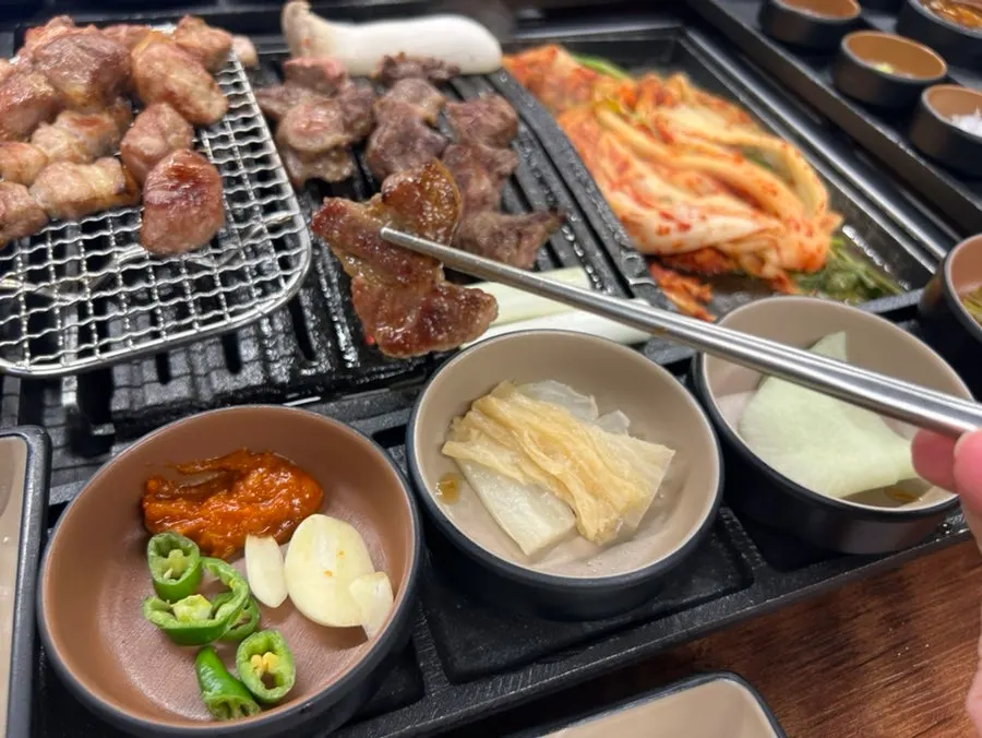Naengmyeon dengan es serpihan mengambang