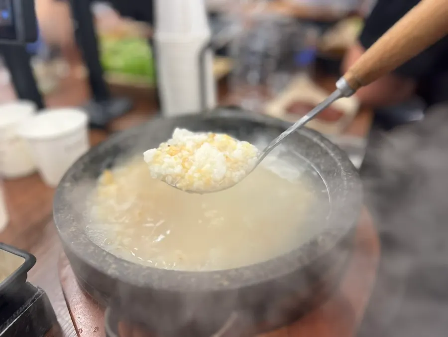 Sepotong samgyeopsal di atas sayuran bungkus