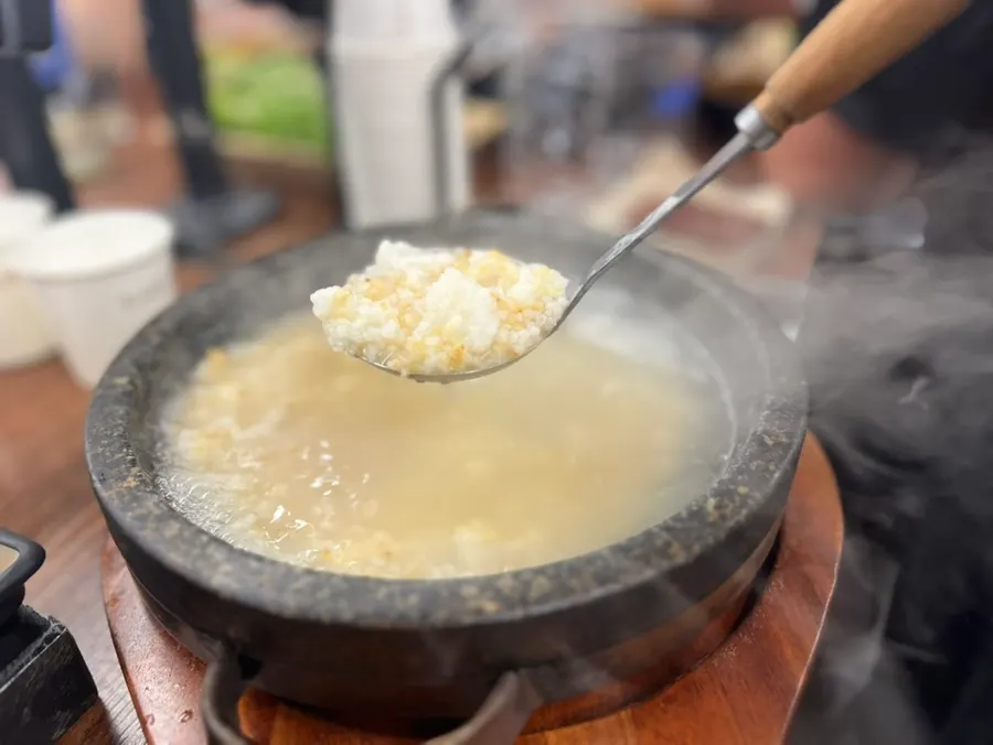 Daging dengan sayuran bungkus dan saus