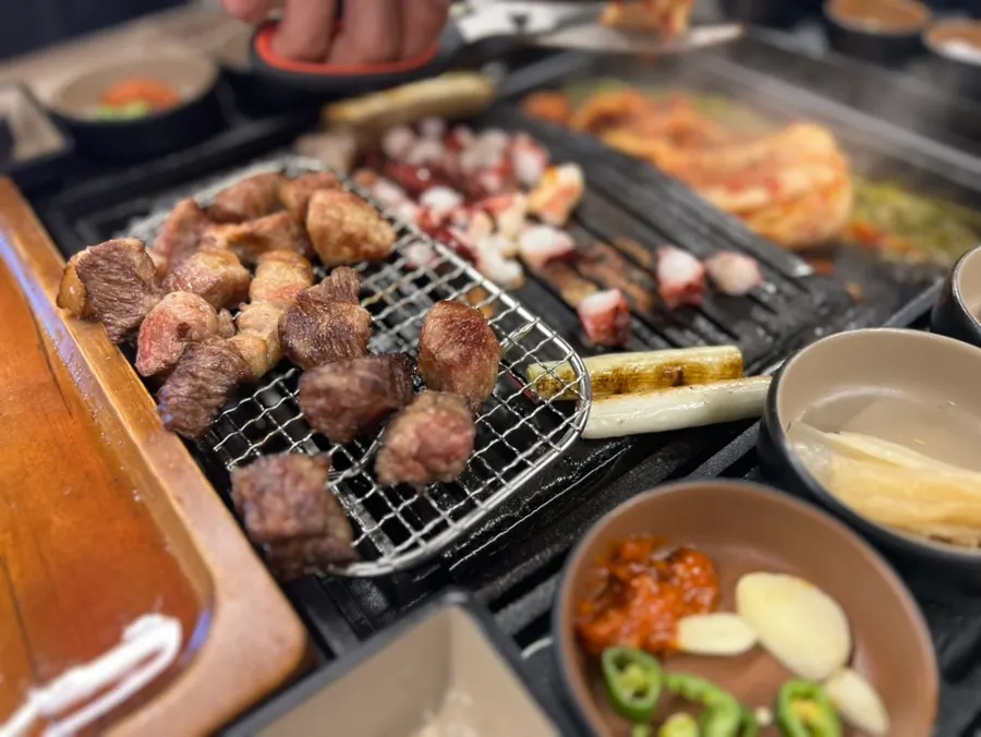 Meja keluarga menikmati set samgyeopsal bersama