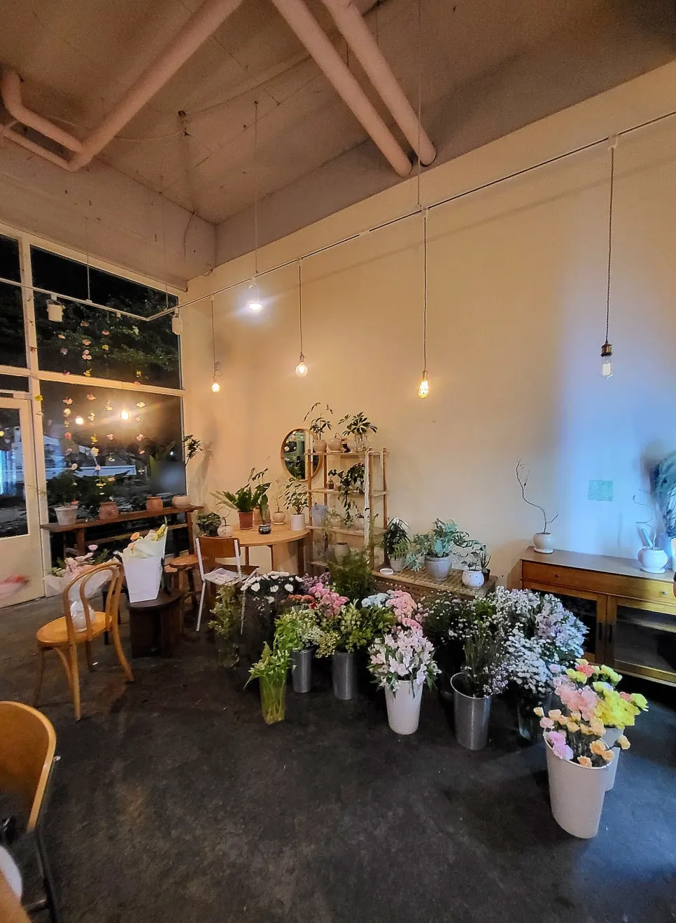 Interior of Kkochi Naege lit with wood-toned lighting