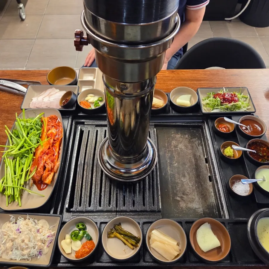 쌈채소와 밑반찬을 가져오는 셀프바