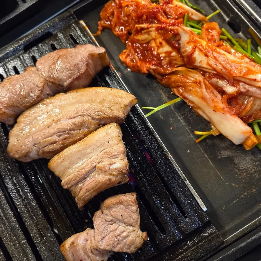 불판 위에 올려진 초벌 삼겹살