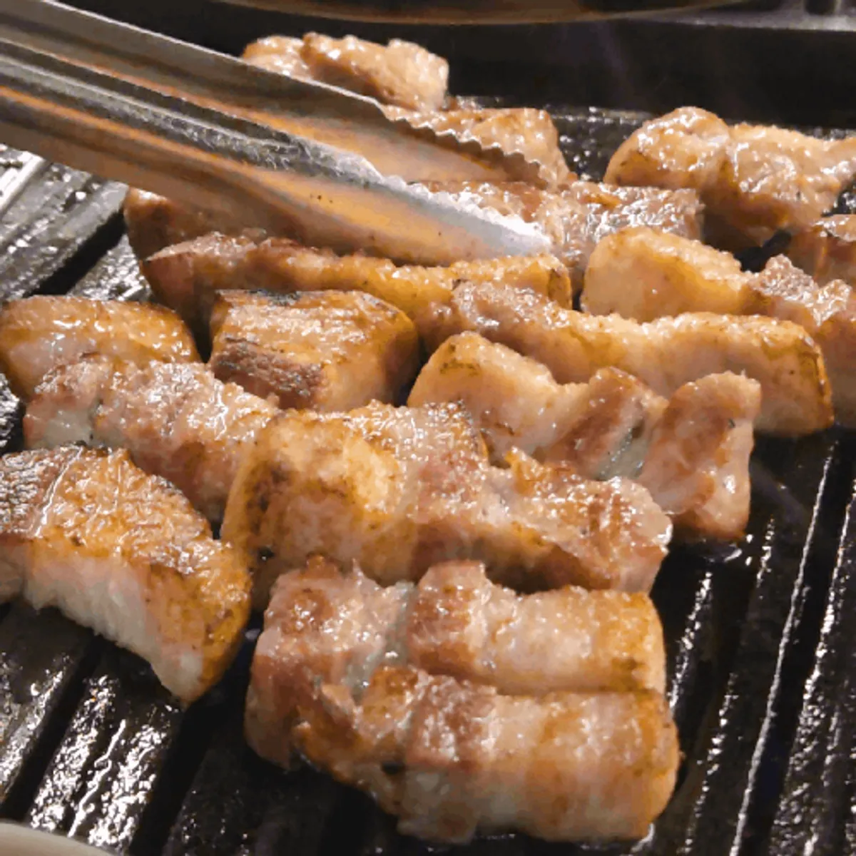 직화 초벌 숙성 삼겹살 한 점