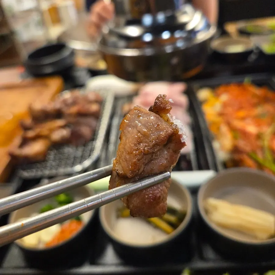 셀프바에서 가져온 쌈채소와 미나리