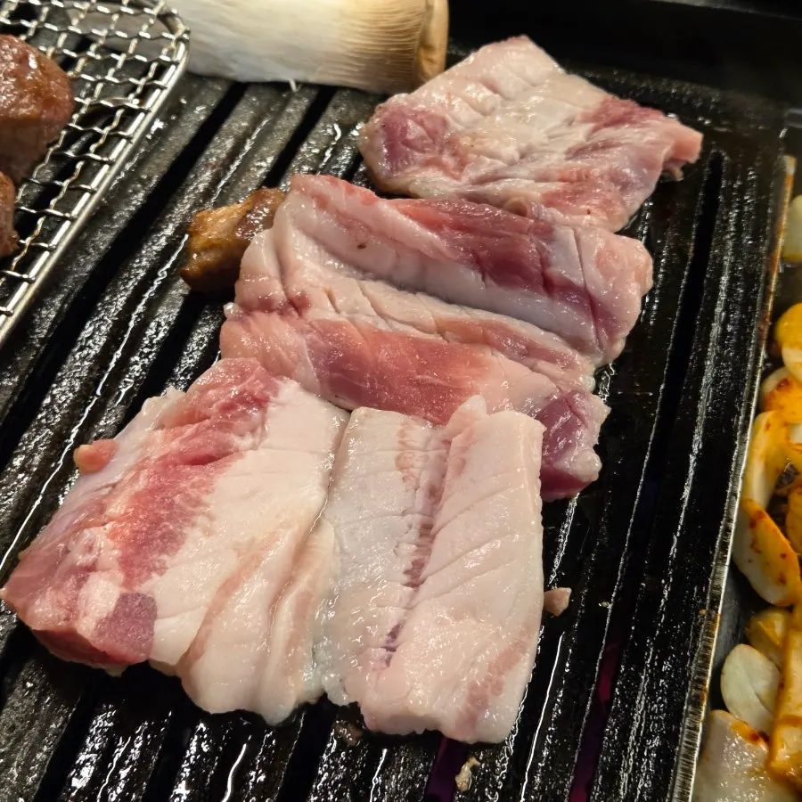 말돈소금에 찍어 먹는 삼겹살