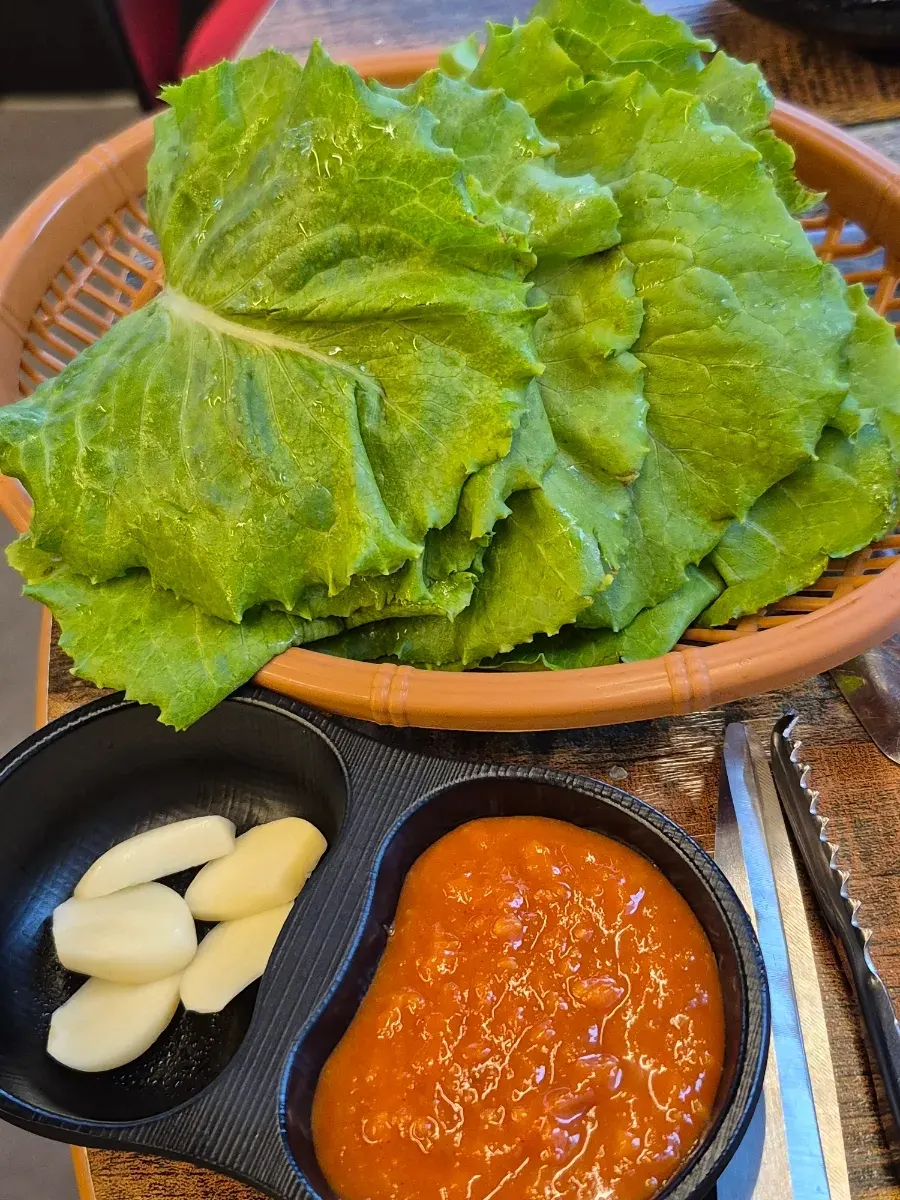 Salt-oil dip and accompanying side dishes