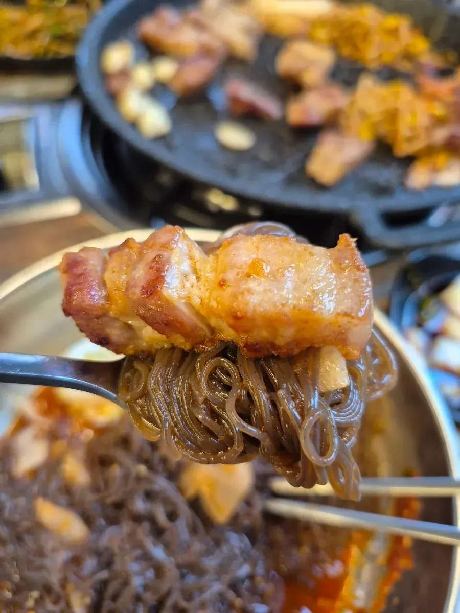 Bibim naengmyeon noodles paired with pork belly
