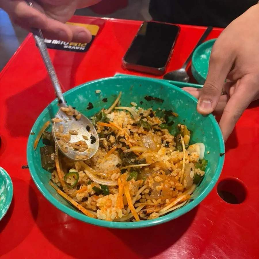 Hoe-deopbap with cubed raw fish and plenty of vegetables