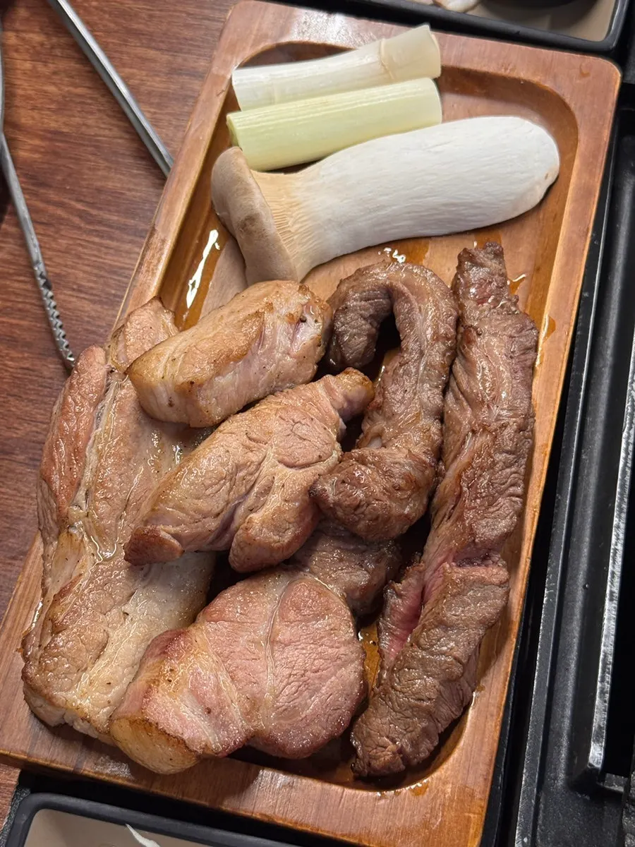 Pre-grilled meat with a spreading charcoal aroma