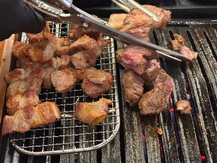 Charcoal-grilled whole beef rib meat with a baby in Janggi-dong, Gimpo, at Donpu The Grill