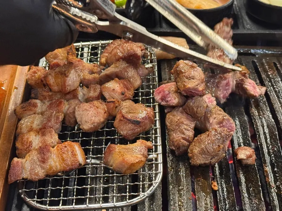 Charcoal-grilled whole beef rib meat with a baby in Janggi-dong, Gimpo, at Donpu The Grill
