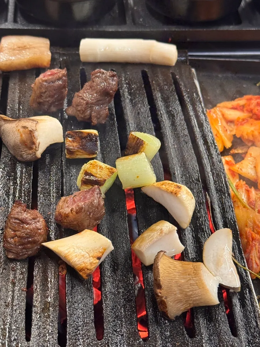 Charcoal-grilled whole beef rib meat with a baby in Janggi-dong, Gimpo, at Donpu The Grill