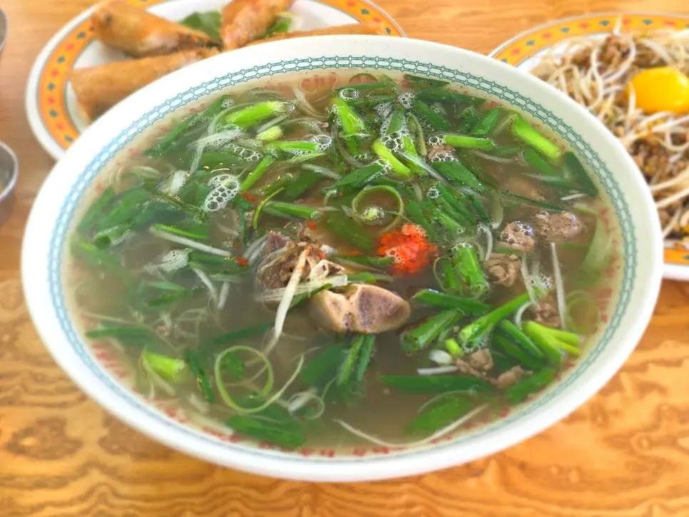 그릇 밖으로 나온 왕갈비 쌀국수