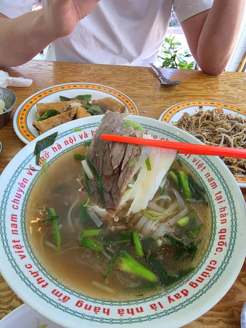 진한 육수의 왕갈비 쌀국수