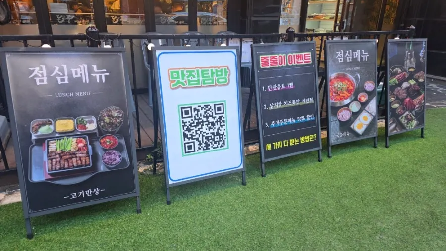 4인석 테이블이 놓인 매장 내부