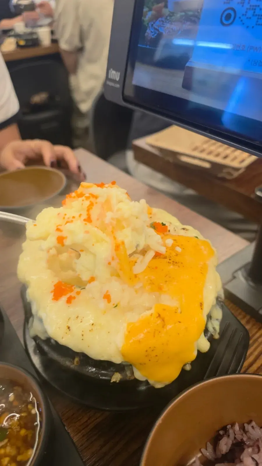 치즈가 듬뿍 올라간 날치알 계란찜