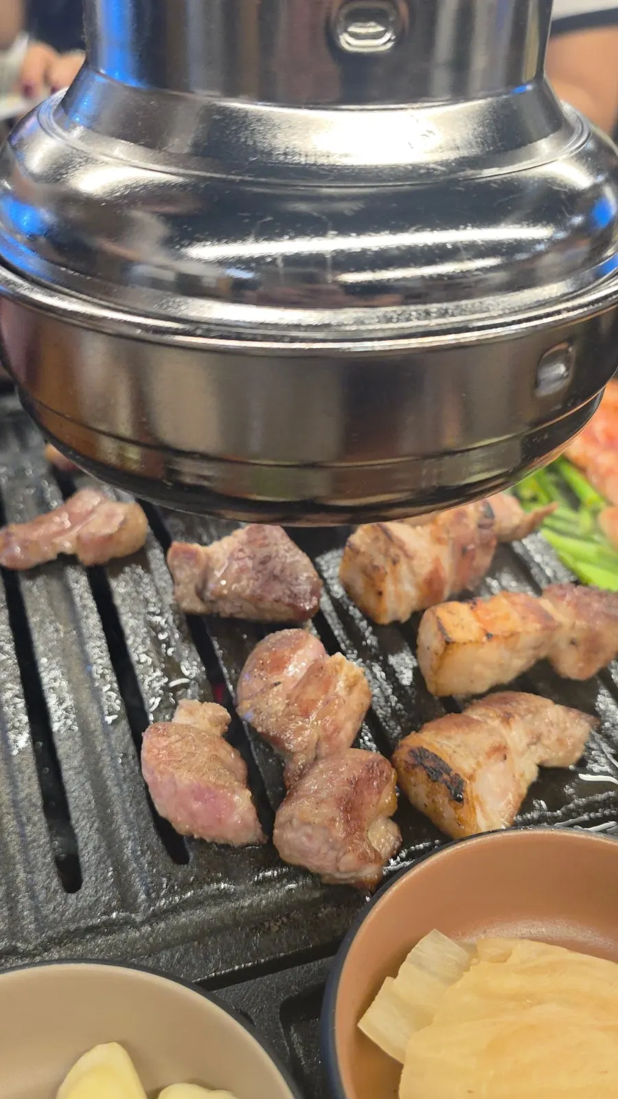 김치와 미나리를 곁들인 불판