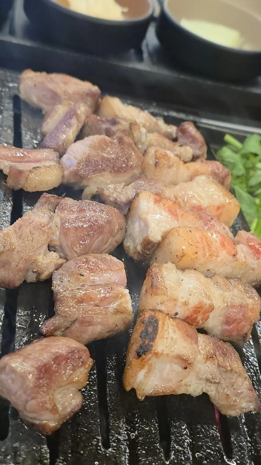 밑반찬과 소스가 세팅된 고기 상차림