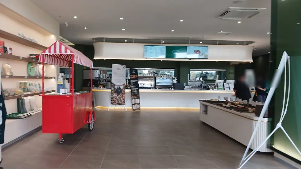 Route connecting to the café on the G floor