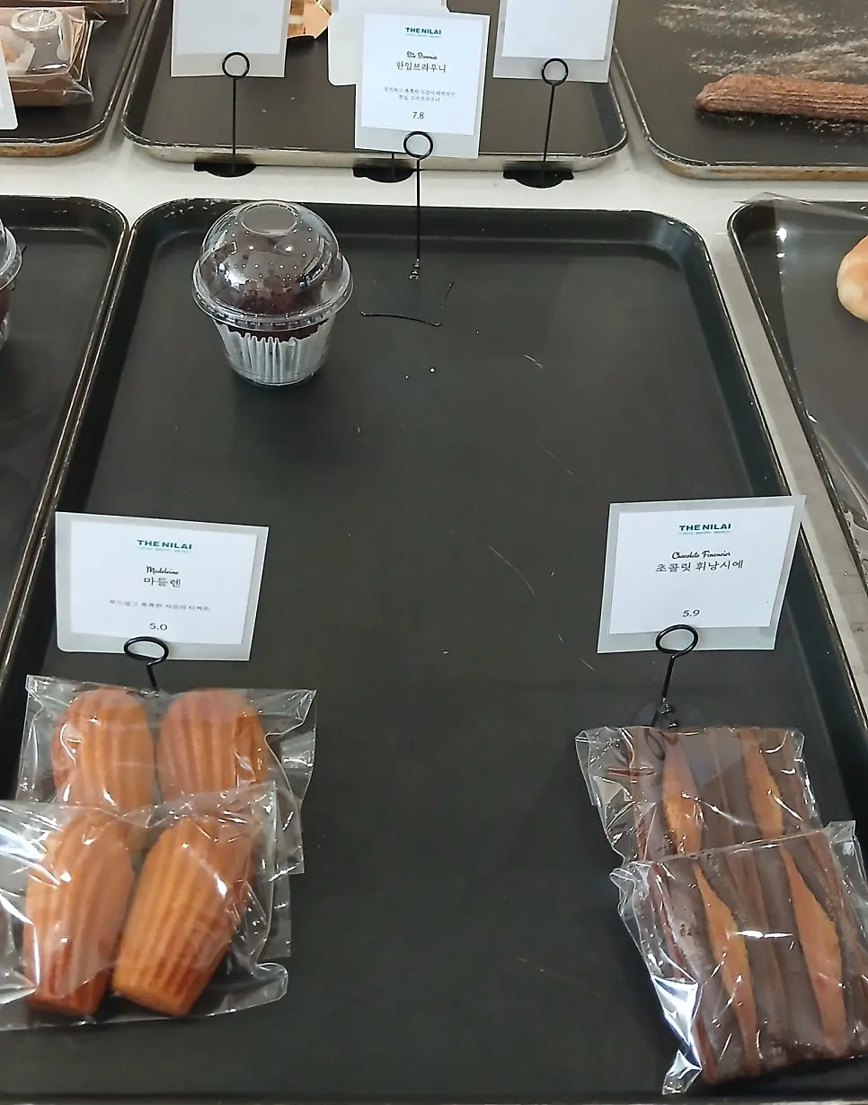 Bread display shelf at The Nillai